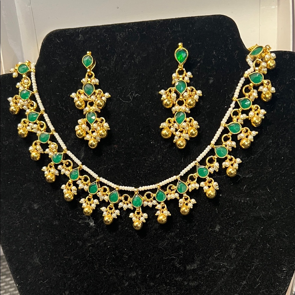 Elegant Gold and Green Jewelry Set